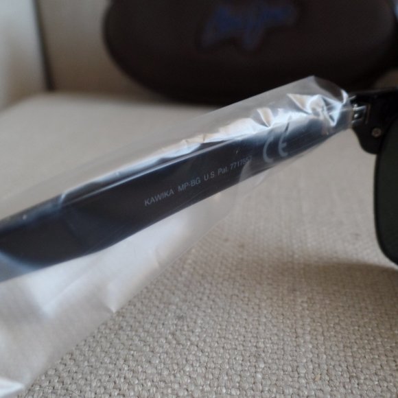 Maui Jim Kawika Gloss Black w/ Neutral Grey Lens - Picture 9 of 13